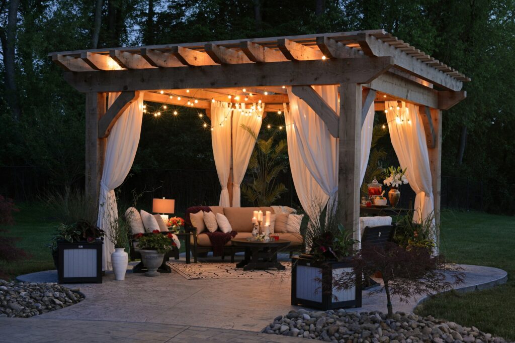 Ekte foto av en klassisk trepergola med åpne takbjelker