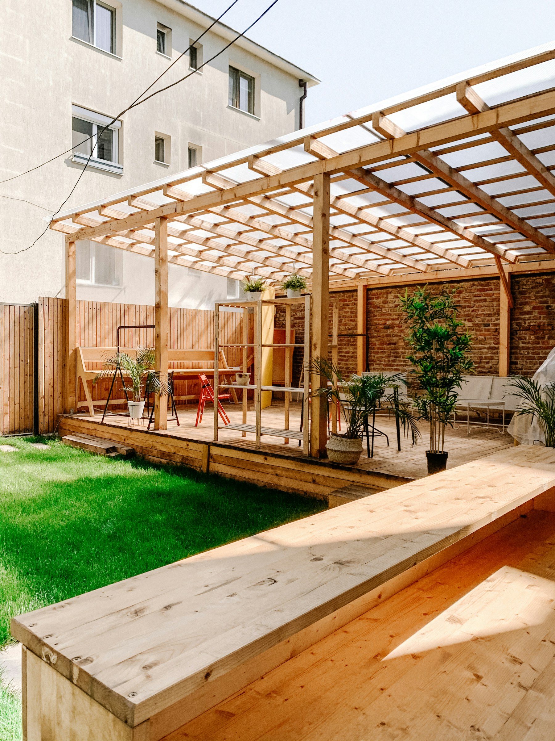 Ekte foto av en trepergola med transparente takplater