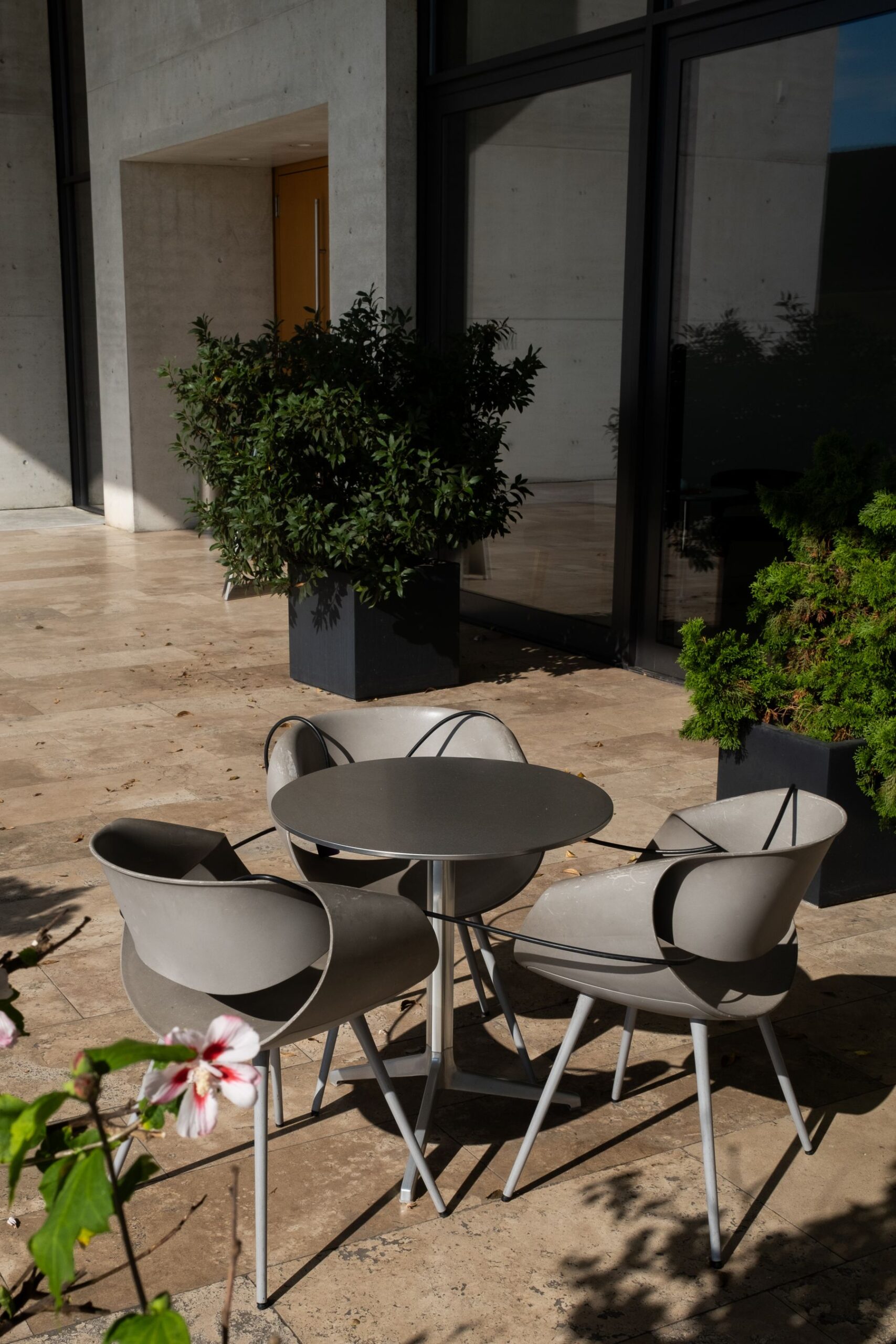 Solbelyst terrasse med spisebord tett på husets inngang